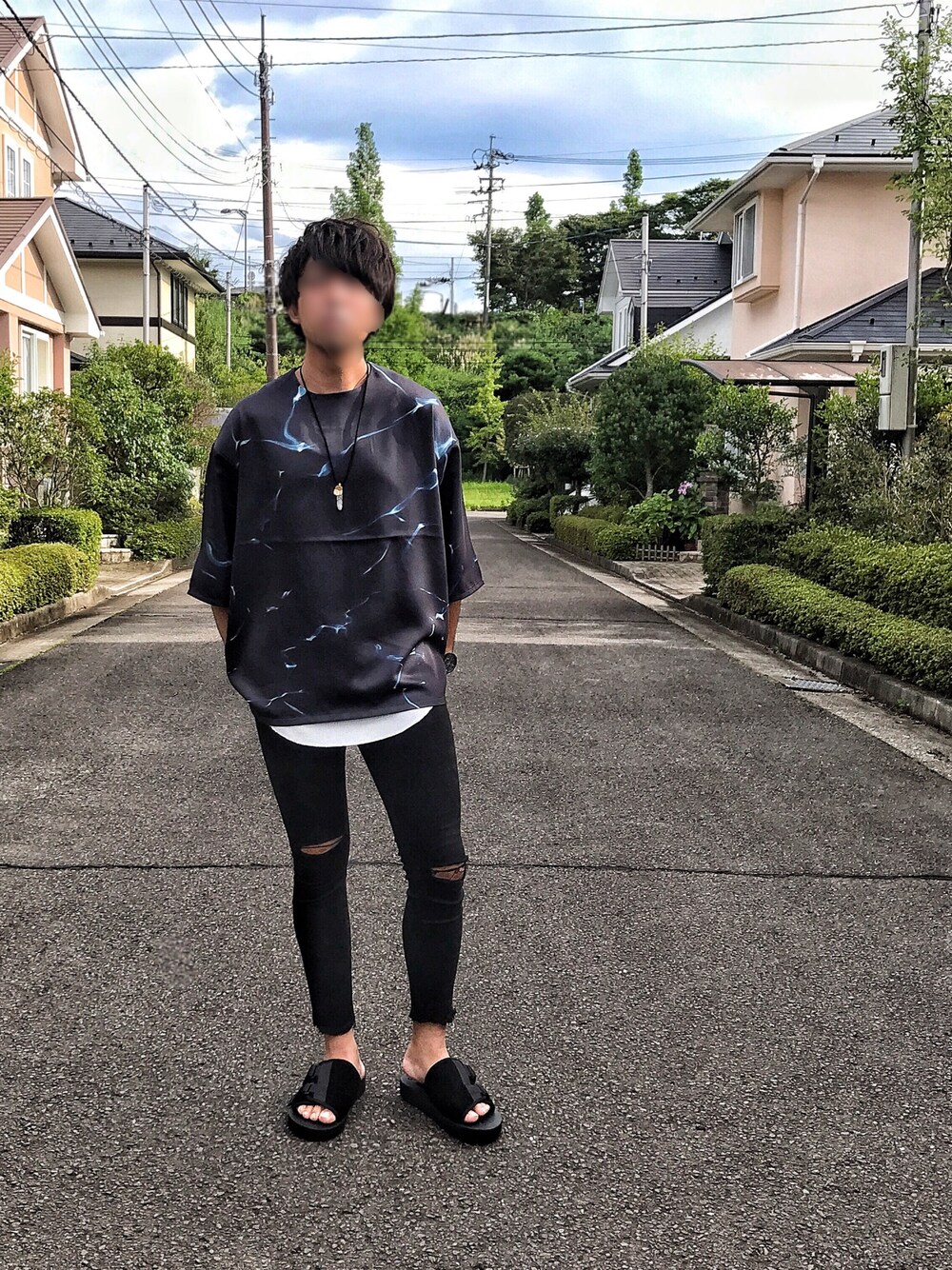 「夏、ラフ、ブラック、HARE、suicoke、UNIQLO、417 by EDIFICE、休日スタイル、黒スキニー、おしゃれさんと繋がりたい」｜「417 EDIFICEの◇レザーネックレス 天竺VネックTシャツ（Tシャツ/カットソー、ホワイト系）」を使った、Kenさん（メンズ・174cm）の夏コーディネートの1枚目の写真