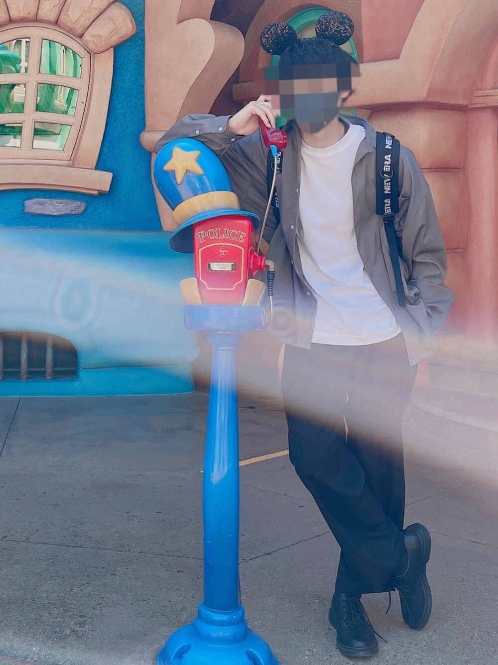 「ディズニー、ディズニーランド、ディズニーコーデ、LILL、プチプラコーデ」｜「LILLのTRツイルドレープバルーン袖タックオーバーサイズダブルポケット長袖シャツ（シャツ/ブラウス、グレー系）」を使った、おゆまるさん（メンズ・177cm）の春コーディネートの1枚目の写真