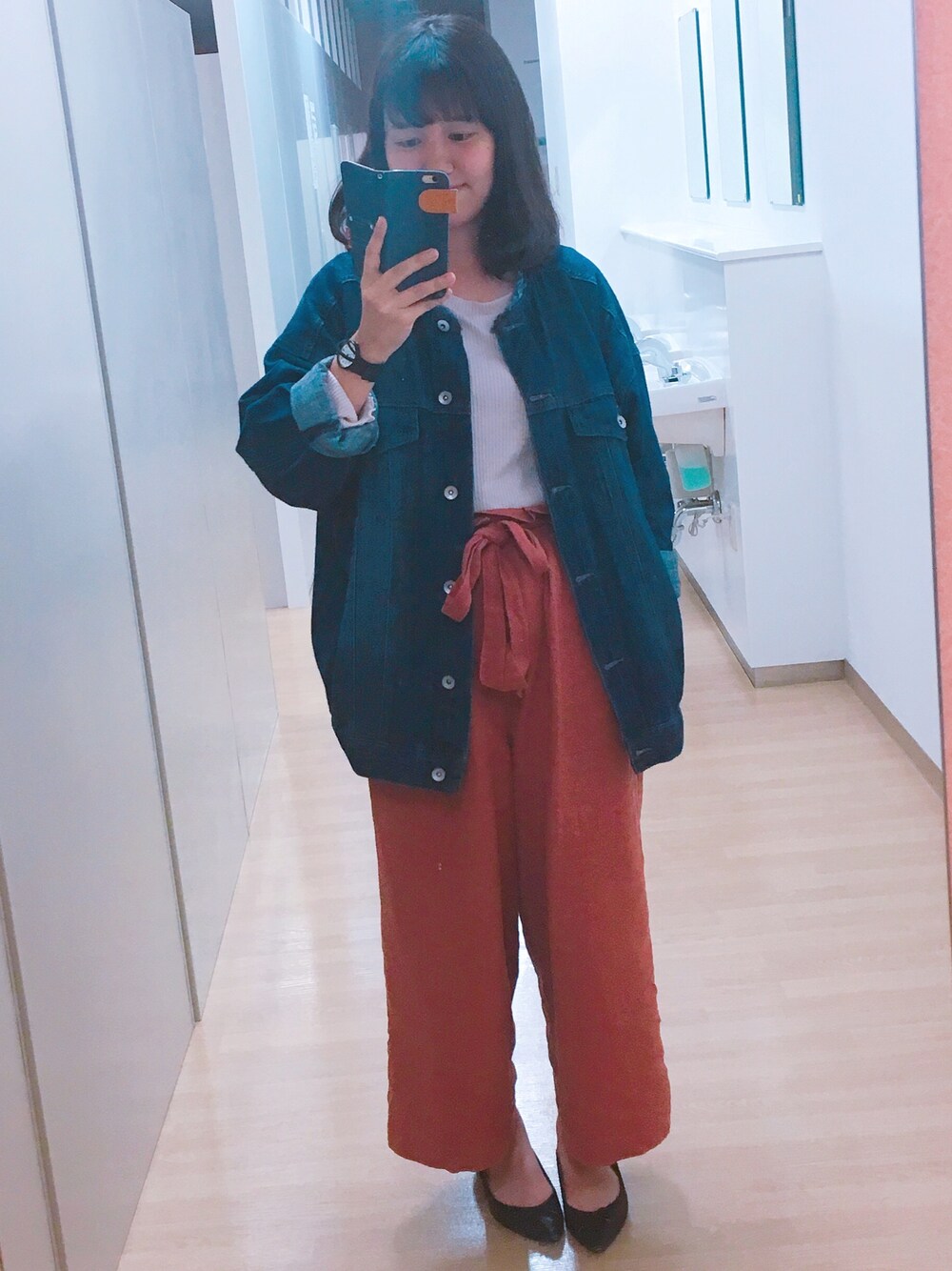 「秋、デニムジャケット、Kastane、wcloset、CASIO」｜「w closetの衿カットオフビッグGジャン（ジャケット/アウター、レッド系）」を使った、るーさん（レディース・154cm）の秋コーディネートの1枚目の写真