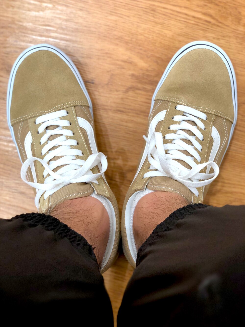 「VANS、VANS OLDSKOOL、秋、earth color」｜「VANSのアイテム（スニーカー、ベージュ系）」を使った、Akiraさん（メンズ・177cm）の秋コーディネートの1枚目の写真