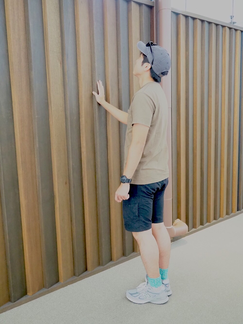 「休日スタイル、ootd、Tシャツ、New Balance」｜「NEW BALANCEのNew Balance ニューバランス M990GL4 16SS GRAY(GL4)（スニーカー、グレー系）」を使った、Akiraさん（メンズ・177cm）の秋コーディネートの1枚目の写真