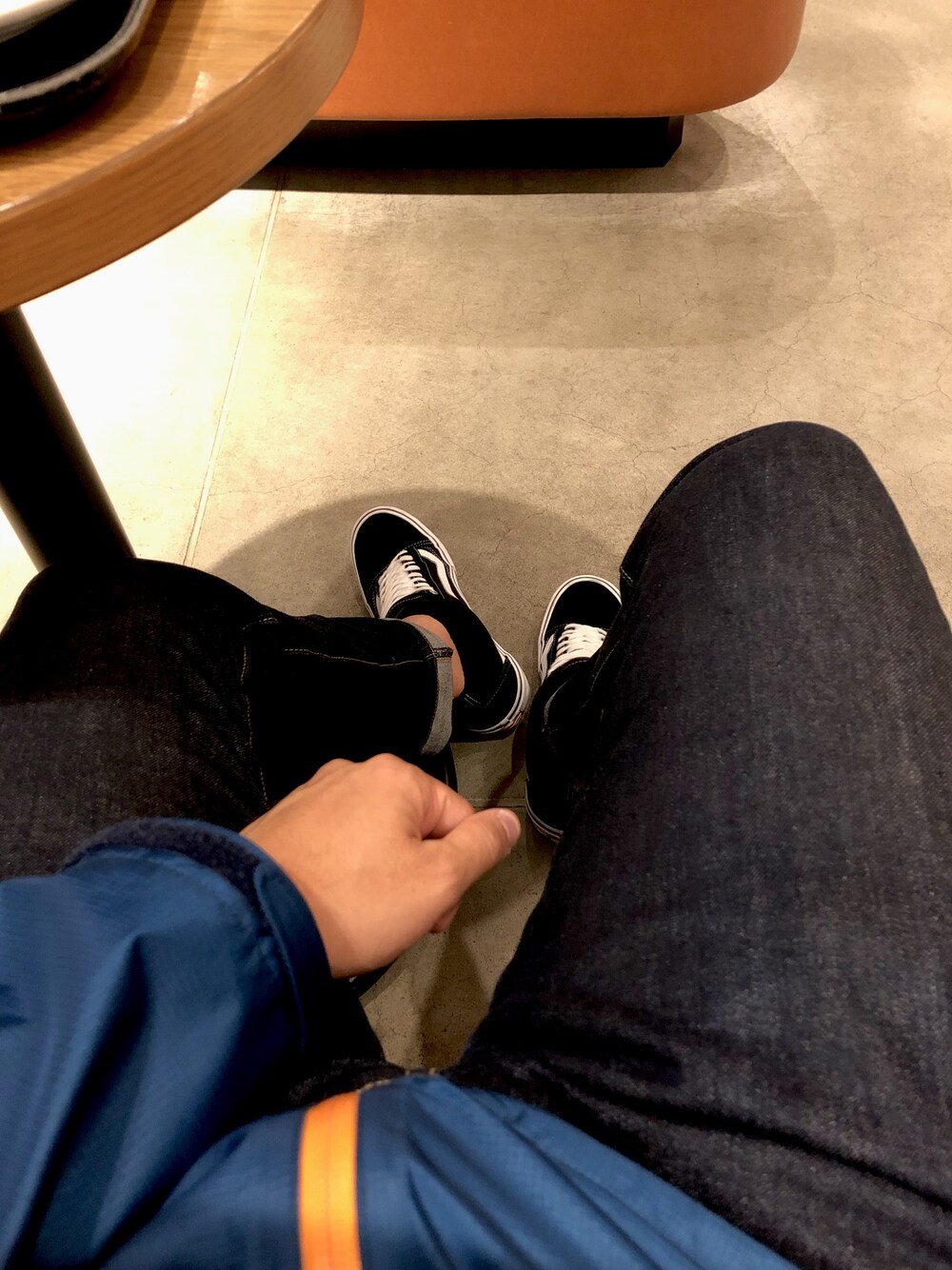 「秋コーデ、秋服、デニムパンツ、スタバのレモンケーキおいしい、VANS、オールドスクール」｜「VANSのVANS ヴァンズ OLD SKOOL PRO オールドスクール プロ VN000ZD4Y28 BLACK/WHITE（スニーカー、ブラック系）」を使った、Akiraさん（メンズ・175cm）の秋コーディネートの1枚目の写真