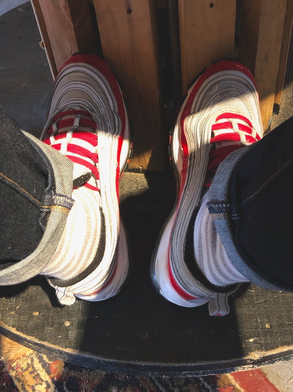 「ootd、秋、スニーカーコーデ、NIKE、NIKE AIR MAX、AIRMAX97」｜「NIKEのNIKE ナイキ NIKE AIR MAX 97 ナイキ エア マックス 97 921826 009PURE PLATINUM/UNIV RED-BLACK-WHITE（スニーカー、レッド系）」を使った、Akiraさん（メンズ・175cm）の秋コーディネートの1枚目の写真