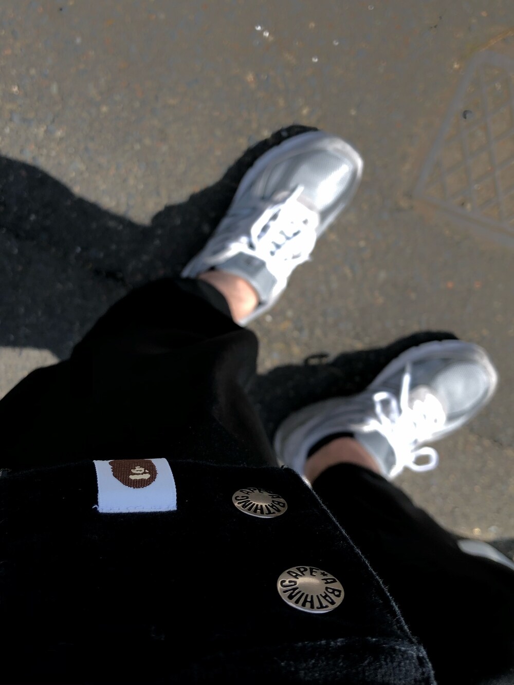 「春、春コーデ、Bape、New Balance」｜「A BATHING APEのアイテム（スタジャン、ブラック系）」を使った、Akiraさん（メンズ・176cm）の春コーディネートの1枚目の写真