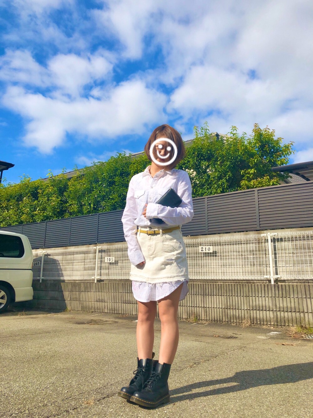「シャツワンピ、秋のコーデ、ブーツ、ワンピース、Diesel、Dr.Martens」｜「DIESELの00SBHJ0CASI（ワンピース、ホワイト系）」を使った、REIKAさん（レディース・148cm）の秋コーディネートの1枚目の写真