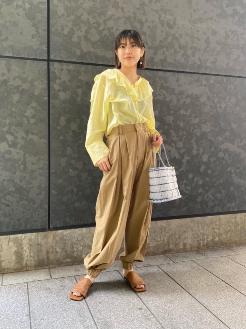 「ASTRAETの＜ASTRAET（アストラット）＞スソゴム バルーンパンツ†（その他パンツ、ベージュ系）」を使った、足立（adachi）さん（レディース・160cm）の春コーディネートの1枚目の写真