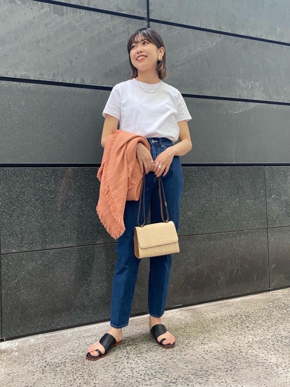 「リラックス、シューズ、デニムパンツ、Tシャツ/カットソー、👟バッグ、ベーシック/トラッド」｜「LAURENCEの＜LAURENCE（ロランス）＞トング フラット サンダル（サンダル、ブラック系）」を使った、足立（adachi）さん（レディース・160cm）の春コーディネートの1枚目の写真