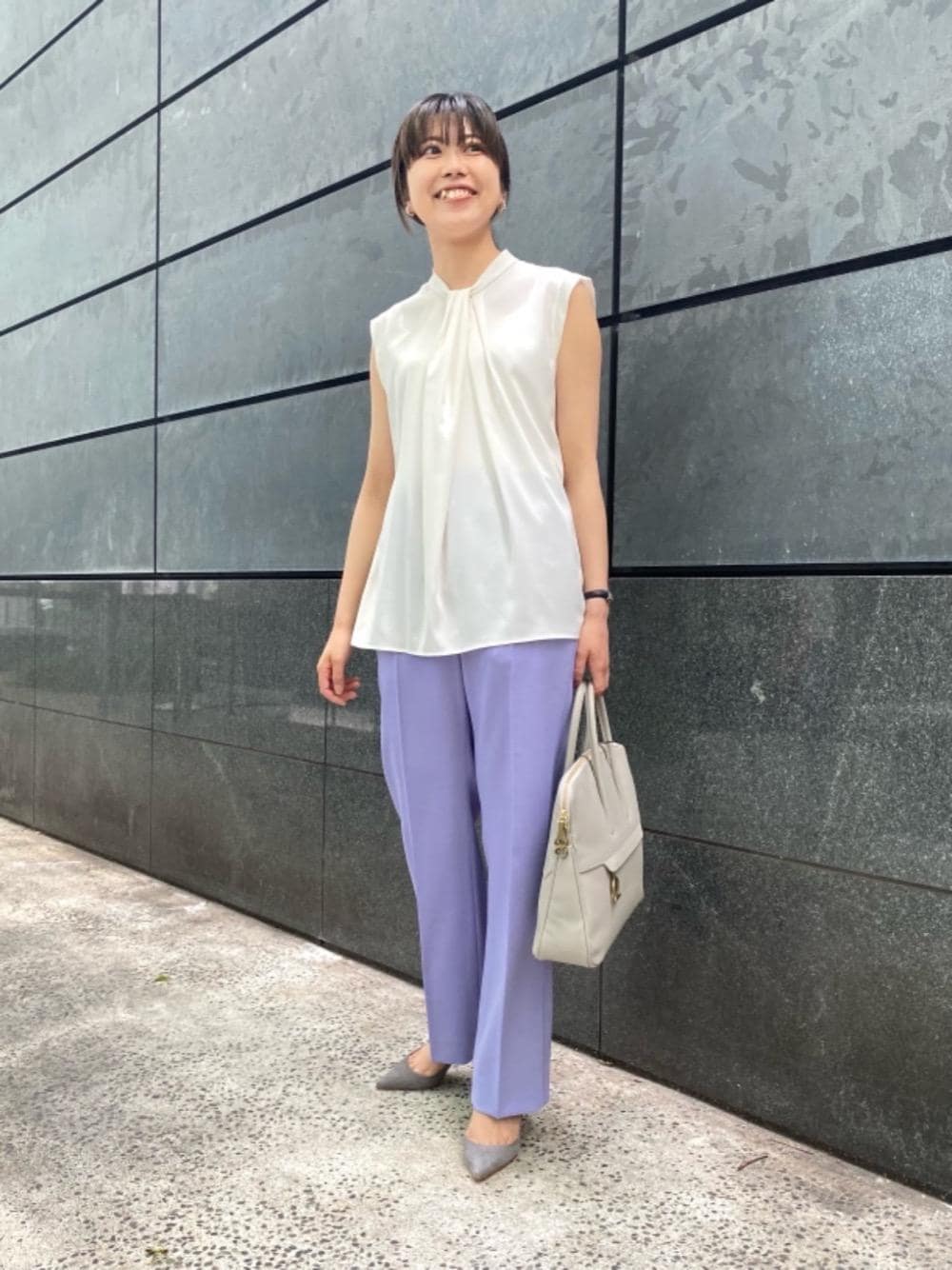 「シューズ、ビジネス、シャツ/ブラウス、👟バッグ、ぱんつ」｜「TOFF&LOADSTONEの【別注】＜TOFF&LOADSTONE（トフアンドロードストーン）＞レザー ブリーフバッグ†（ビジネスバッグ、グレー系）」を使った、足立（adachi）さん（レディース・160cm）の春コーディネートの1枚目の写真