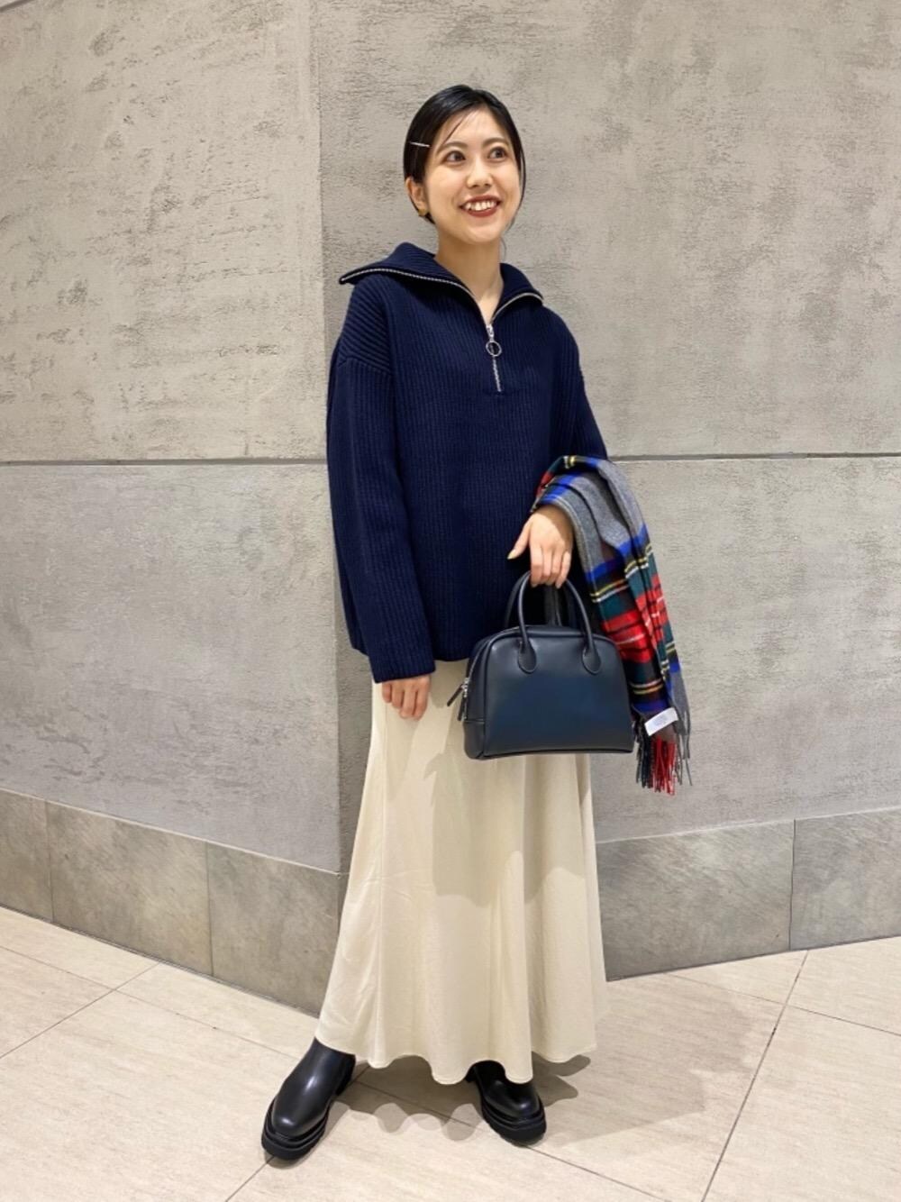 「スカート、リラックス、シューズ、フェミニン、👟バッグ、ニット/セーター」｜「UNITED ARROWSの＜UNITED ARROWS＞サイドゴア ハーフブーツ（ブーツ、ブラック系）」を使った、足立（adachi）さん（レディース・160cm）の秋コーディネートの1枚目の写真
