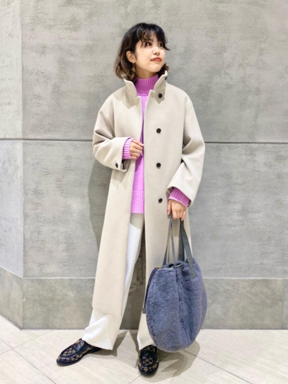「アウター、シューズ、👟バッグ、ベーシック/トラッド、ニット/セーター、ぱんつ」｜「UNITED ARROWSの＜UNITED ARROWS＞W/CA スリット ハイネック ニット W †（ニット/セーター、ピンク系）」を使った、足立（adachi）さん（レディース・160cm）の秋コーディネートの1枚目の写真