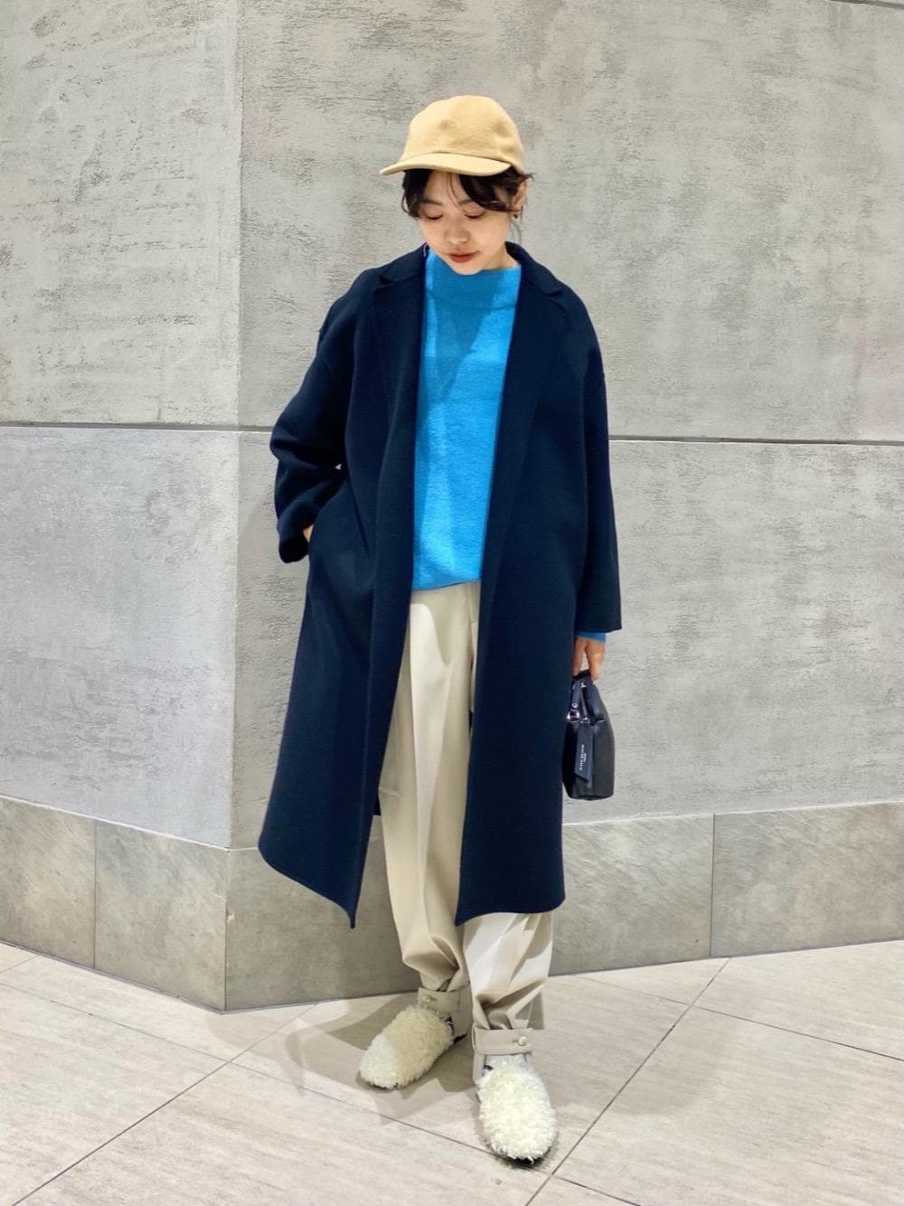 「リラックス、シューズ、モード、👟バッグ、ニット/セーター、ぱんつ、あうたー」｜「GIANNI CHIARINIの【一部別注】＜GIANNI CHIARINI(ジャンニ キアリーニ) ＞ALIFA バッグ S（ショルダーバッグ、ブラック系）」を使った、足立（adachi）さん（レディース・160cm）の秋コーディネートの1枚目の写真