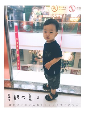 「UNIQLO（ユニクロ）のアイテム（Tシャツ/カットソー、ブルー系）」を使った、五月出生的小孩爱五月さん（キッズ）の夏コーディネート
