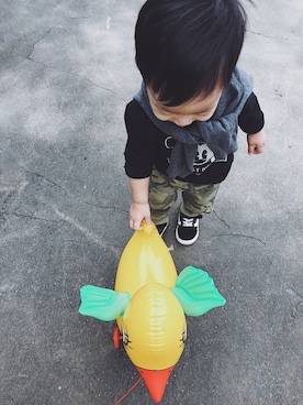 「ZARA KIDSのアイテム（チノパンツ、グリーン系）」を使った、五月出生的小孩爱五月さん（キッズ）の秋コーディネート