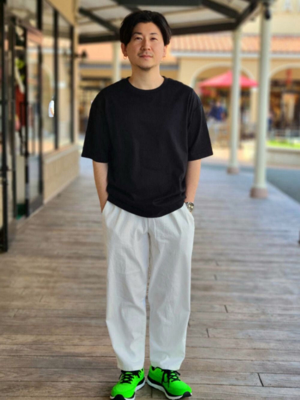 ホワイト系のその他パンツ、ブラック系のTシャツ/カットソー、グリーン系のスニーカーを着用したメンズの夏コーディネートの1枚目の写真