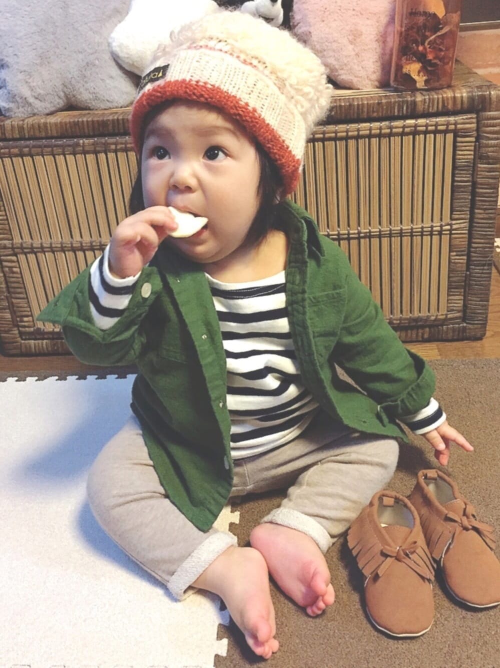 「女の子、赤ちゃん、０歳、10ヶ月、カジュアル、カーキシャツ、スウェットパンツ、ボーダー、ちびボーダー族」｜「MARKEY'Sのプリントネルシャツ(80～150cm)（シャツ/ブラウス、グリーン系）」を使った、KOTOHAさん（キッズ・70cm）の冬コーディネートの1枚目の写真
