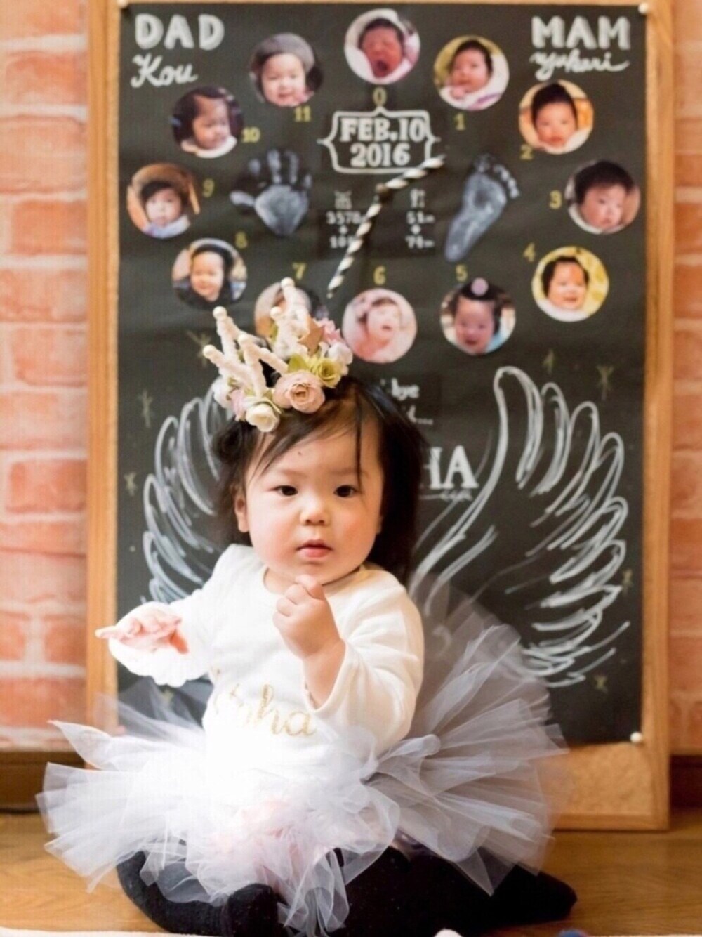 「1歳、女の子、誕生日コーデ、名前入りロンパース、チュチュスカート」｜「ママmadeのアイテム（その他ヘアアクセサリー、その他）」を使った、KOTOHAさん（キッズ・70cm）の冬コーディネートの1枚目の写真