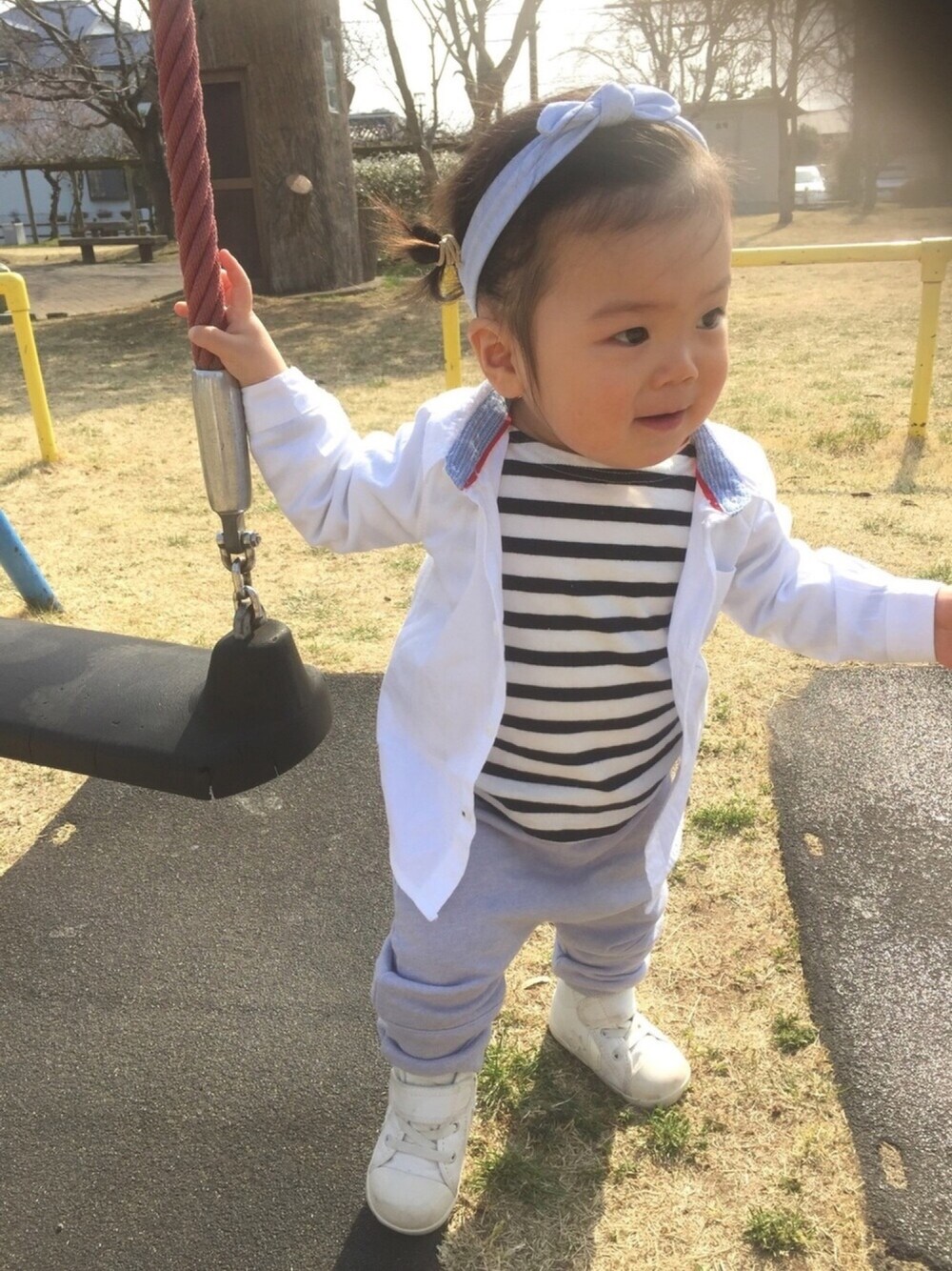 「キッズコーデ、カジュアルコーデ、プチプラコーデ、女の子、シャツスタイル、スウェットパンツ、公園スタイル」｜「H&Mのアイテム（シャツ/ブラウス、ホワイト系）」を使った、KOTOHAさん（キッズ・70cm）の春コーディネートの1枚目の写真