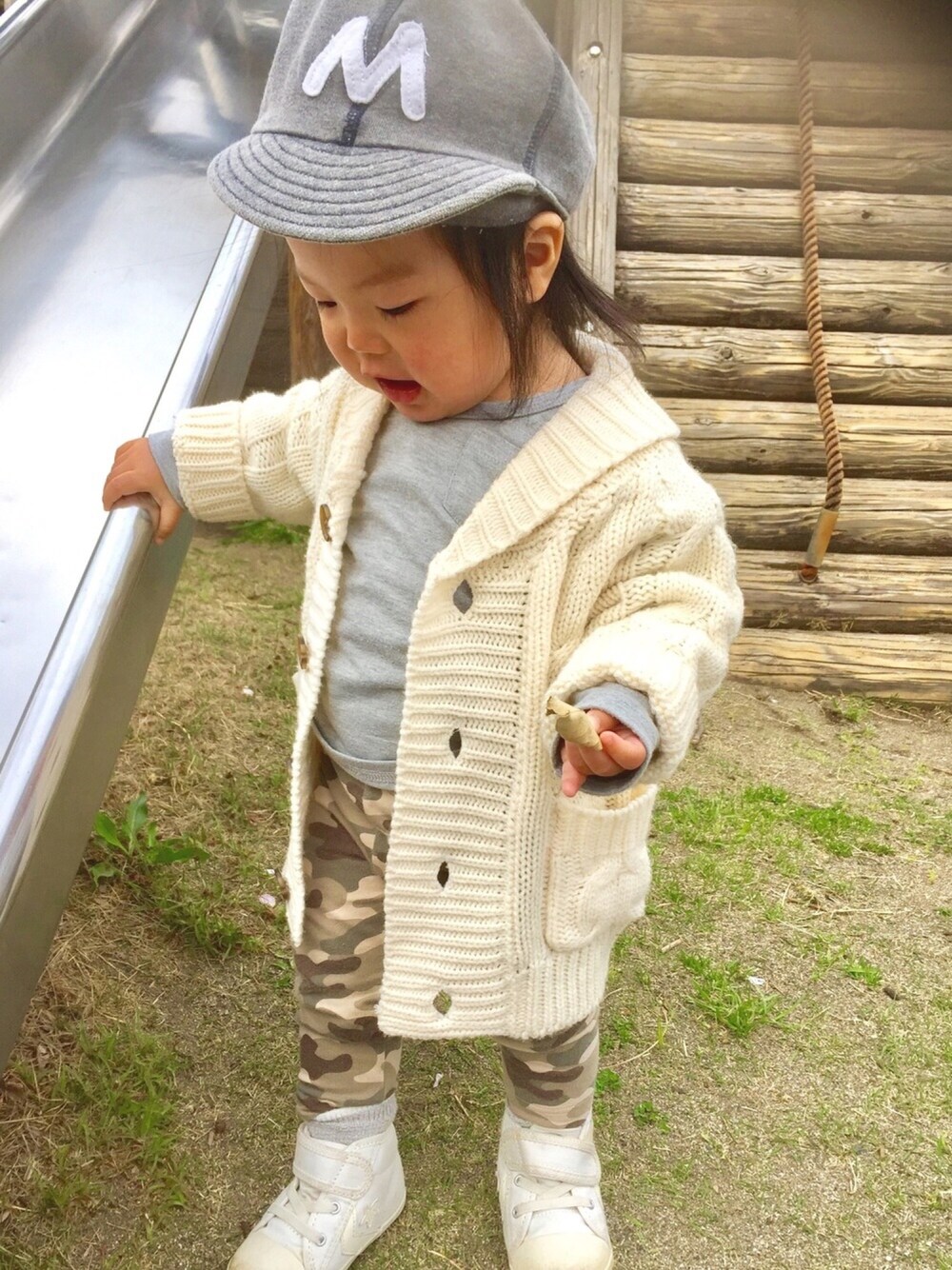 「キッズファッション、プチプラ、女の子、キャップ、1歳、カモフラ、保育園コーデ」｜「Birthdayのアイテム（ジャケット/アウター、ホワイト系）」を使った、KOTOHAさん（キッズ・70cm）の春コーディネートの1枚目の写真
