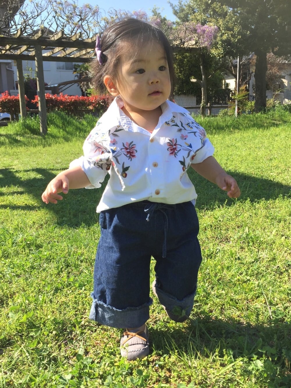 「キッズファッション、kids、デニムパンツ、女の子、1歳、刺繍、刺繍シャツ、ワイドパンツ」｜「韓国子供服のアイテム（シャツ/ブラウス、ホワイト系）」を使った、KOTOHAさん（キッズ・70cm）の春コーディネートの1枚目の写真