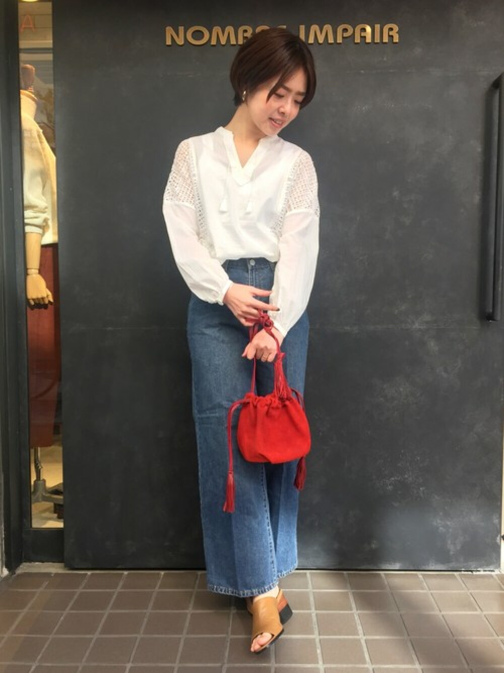 「デニム、赤、ボヘミアン、大人カジュアル、ラフ、巾着バッグ、白ブラウス、レーストップス、袖ボリューム、はるコーデ」｜「NOMBRE IMPAIRの《限定レース》columnレースコンビ 袖ボリュームブラウス（シャツ/ブラウス、ホワイト系）」を使った、RolladeX STAFFさん（レディース・160cm）の春コーディネートの1枚目の写真