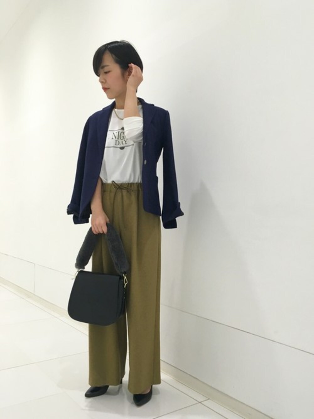 「ファー、ジャケット、パンプス、ロゴT、ショルダーバッグ、ロンT、キャメル、ワイドパンツ、肩掛け、きれいめカジュアル」｜「NOMBRE IMPAIRの圧縮ウール テーラードジャケット（テーラードジャケット、ブルー系）」を使った、RolladeX STAFFさん（レディース・160cm）の秋コーディネートの1枚目の写真