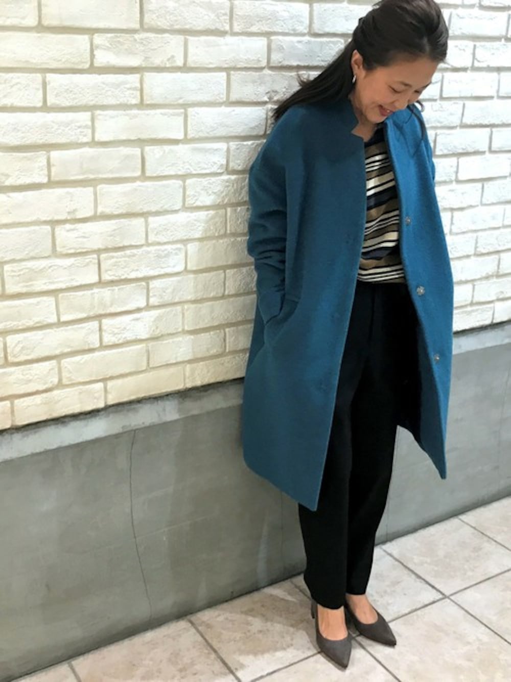 「テーパードパンツ、コート、パンプス、ブルー、冬コーデ、札幌、きれいめカジュアル、ボーダートップス、黒パンツ、お仕事コーデ」｜「NOMBRE IMPAIRのカシミヤ混メルトン コクーンコート（その他アウター、グリーン系）」を使った、RolladeX STAFFさん（レディース・160cm）の秋コーディネートの1枚目の写真