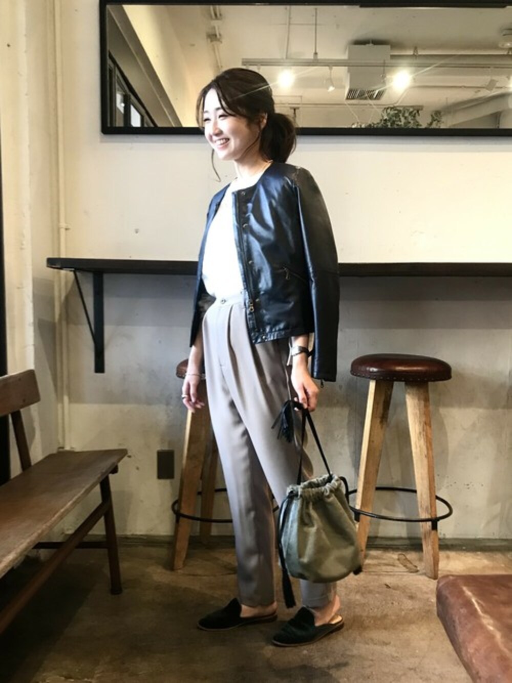 「テーパードパンツ、ブルゾン、シンプル、レザージャケット、休日コーデ、巾着バッグ、きれいめカジュアル、ウエストイン、はるコーデ」｜「NOMBRE IMPAIRのラムレザー　ノーカラーブルゾン（ノーカラージャケット、ブルー系）」を使った、RolladeX STAFFさん（レディース・160cm）の冬コーディネートの1枚目の写真