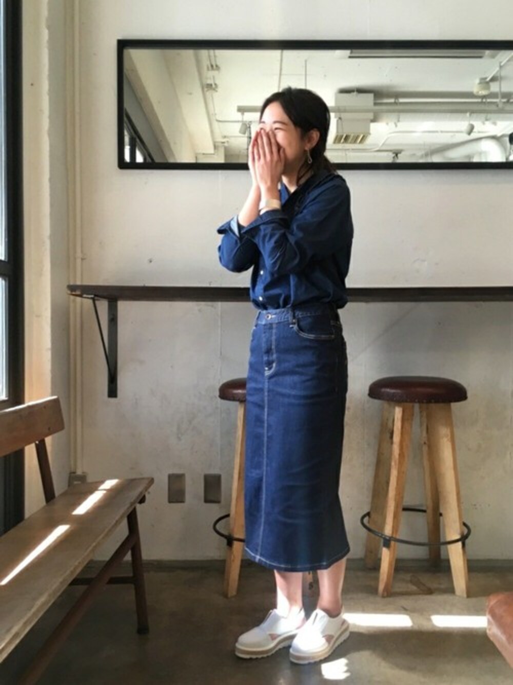 「タイトスカート、デニムスカート、デニムシャツ、フリル、休日スタイル、サンダル、シャツスタイル、デニムオンデニム、オトナカジュアル、はるコーデ」｜「FIL DE FERの5.50zデニム フリルシャツ（シャツ/ブラウス、ブルー系）」を使った、RolladeX STAFFさん（レディース・160cm）の冬コーディネートの1枚目の写真