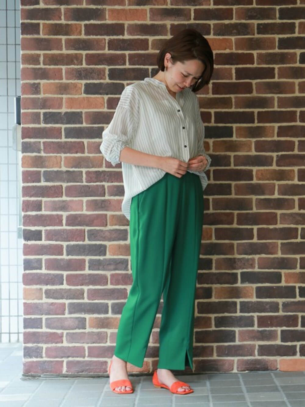 「テーパードパンツ、グリーン、カラーパンツ、ストライプ、サンダル、きれいめカジュアル、シンプルコーデ、シャツスタイル、スリット、オトナカジュアル」｜「FIL DE FERのトロストレッチ フロントスリットパンツ（その他パンツ、グリーン系）」を使った、RolladeX STAFFさん（レディース・160cm）の春コーディネートの1枚目の写真