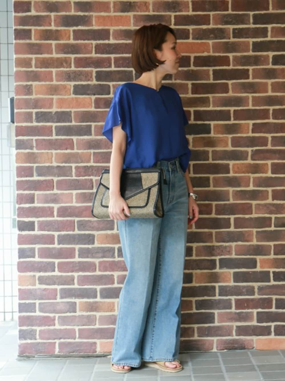 「ブラウス、ブルー、クラッチバッグ、Vネック、デニムパンツ、きれいめカジュアル、ラフスタイル、シンプルコーデ、ワイドデニム、ブラウス×デニム」｜「FIL DE FERの11.5ozデニム スッキリワイドパンツ（デニムパンツ、ブルー系）」を使った、RolladeX STAFFさん（レディース・160cm）の春コーディネートの1枚目の写真