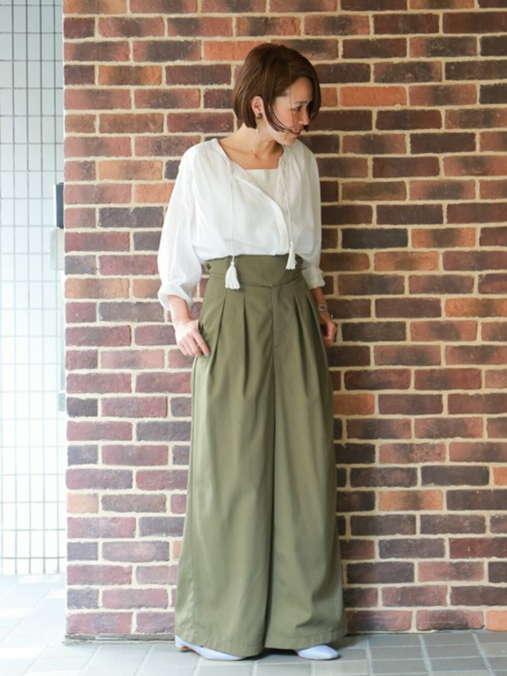 「ミリタリー、カーキ、ワイドパンツ、タッセル、春コーデ、白ブラウス、オトナカジュアル、グルカパンツ」｜「NOMBRE IMPAIRのレーヨンコットンボイル スキッパーショートブラウス（シャツ/ブラウス、ホワイト系）」を使った、RolladeX STAFFさん（レディース・160cm）の春コーディネートの1枚目の写真