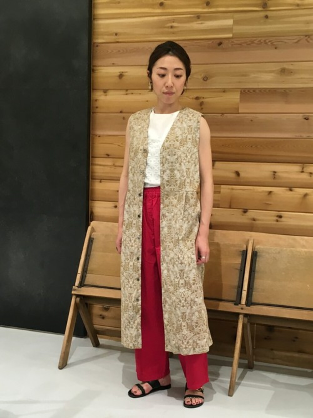 「ピンク、カラーパンツ、レイヤードスタイル、ワイドパンツ、サンダル、休日コーデ、ジレ、ラフスタイル、ノースリーブ、はんぱ丈」｜「FIL DE FERのINCECTプリント ロングワンピース（ワンピース、ベージュ系）」を使った、RolladeX STAFFさん（レディース・160cm）の春コーディネートの1枚目の写真