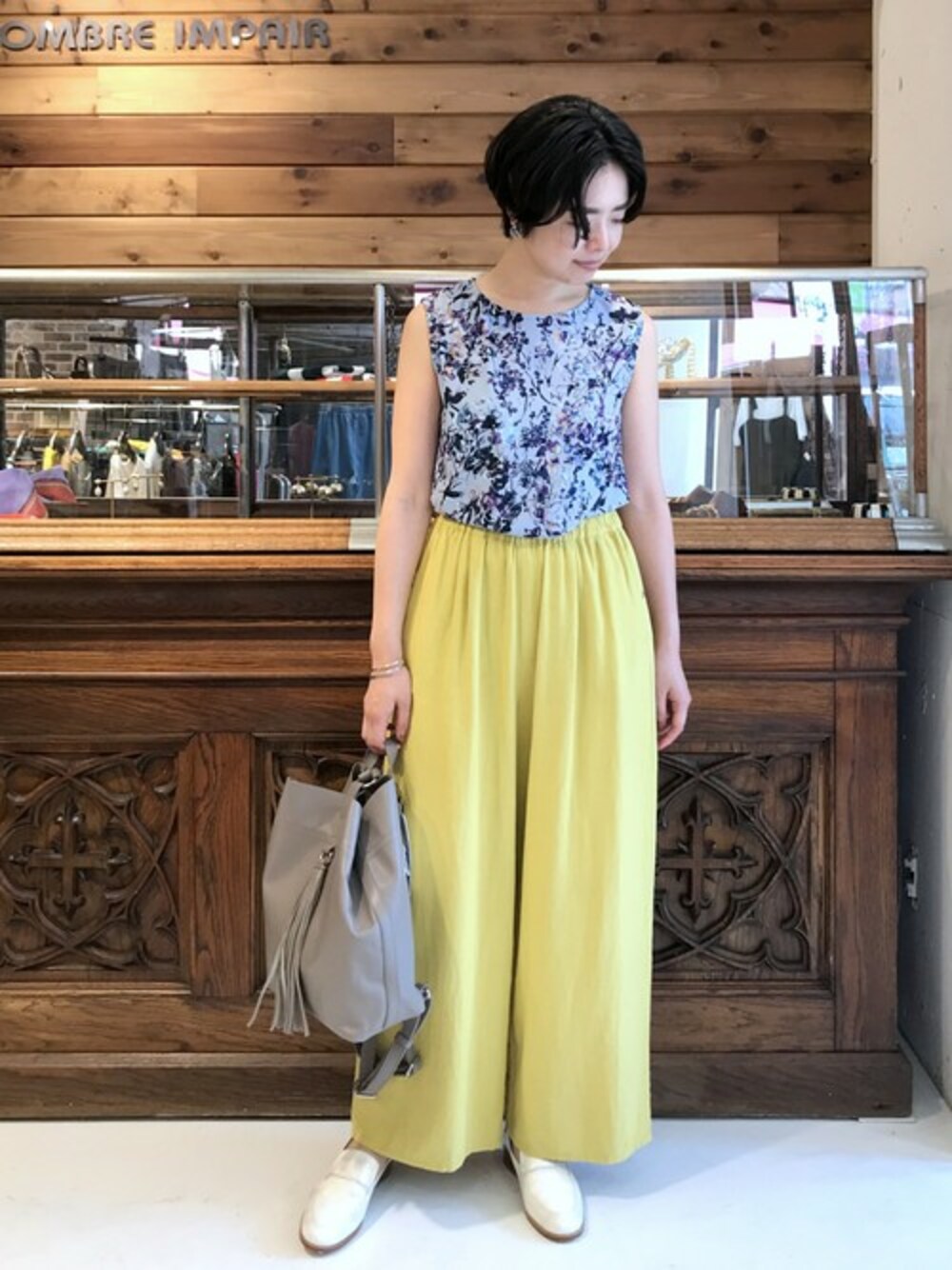 「イエロー、大人カジュアル、休日スタイル、ワイドパンツ、リネン、イージーパンツ、オペラシューズ、ノースリーブ、ラフコーデ、レザーリュック」｜「NOMBRE IMPAIRのウォーターカラープランツ ノースリーブカットソー（Tシャツ/カットソー、グレー系）」を使った、RolladeX STAFFさん（レディース・160cm）の夏コーディネートの1枚目の写真