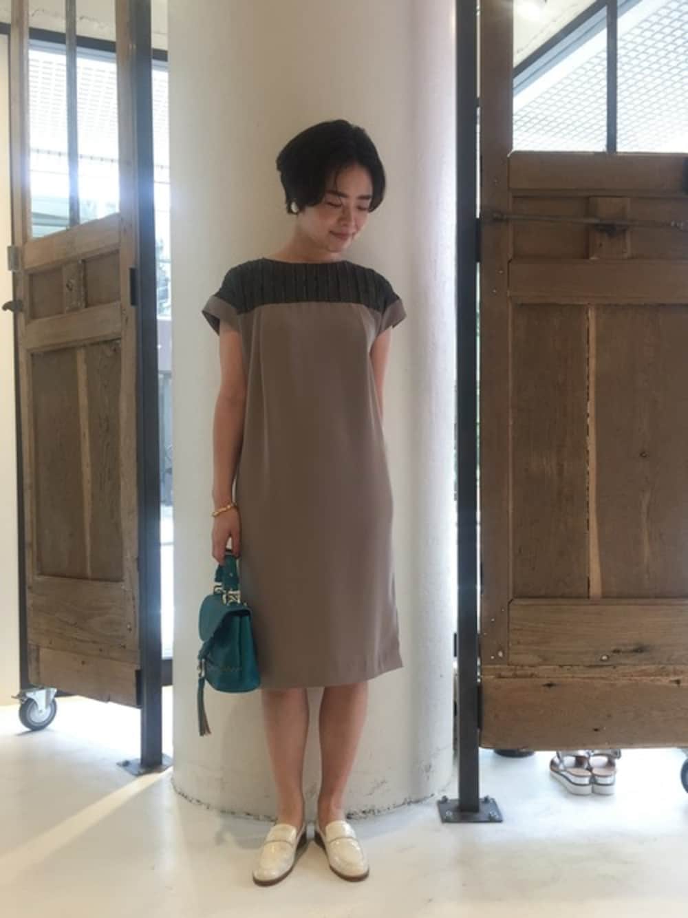 「ワンピース、グレー、ショルダーバッグ、結婚式、キレイめ、ドレス、オペラシューズ、きちんとスタイル」｜「NOMBRE IMPAIRのカットジャガードコンビ フレンチコクーンワンピース（ドレス、グレー系）」を使った、RolladeX STAFFさん（レディース・160cm）の夏コーディネートの1枚目の写真