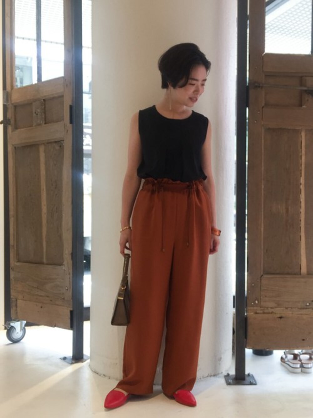 「テーパードパンツ、カラーパンツ、フラットシューズ、ブラウン、キレイめ、シンプルコーデ、ウエストイン、ノースリーブ」｜「NOMBRE IMPAIRのカットジョーゼット　ノースリプルオーバー（Tシャツ/カットソー、ブラック系）」を使った、RolladeX STAFFさん（レディース・160cm）の夏コーディネートの1枚目の写真