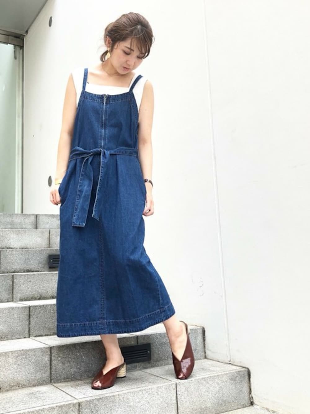 「デニム、ウエストマーク、サンダル、休日コーデ、デニムワンピース、ラフスタイル、ロングワンピース、夏コーデ、キャミワンピ」｜「FIL DE FERのワイドテレコ スクエアネックタンク（タンクトップ、ホワイト系）」を使った、RolladeX STAFFさん（レディース・160cm）の夏コーディネートの1枚目の写真