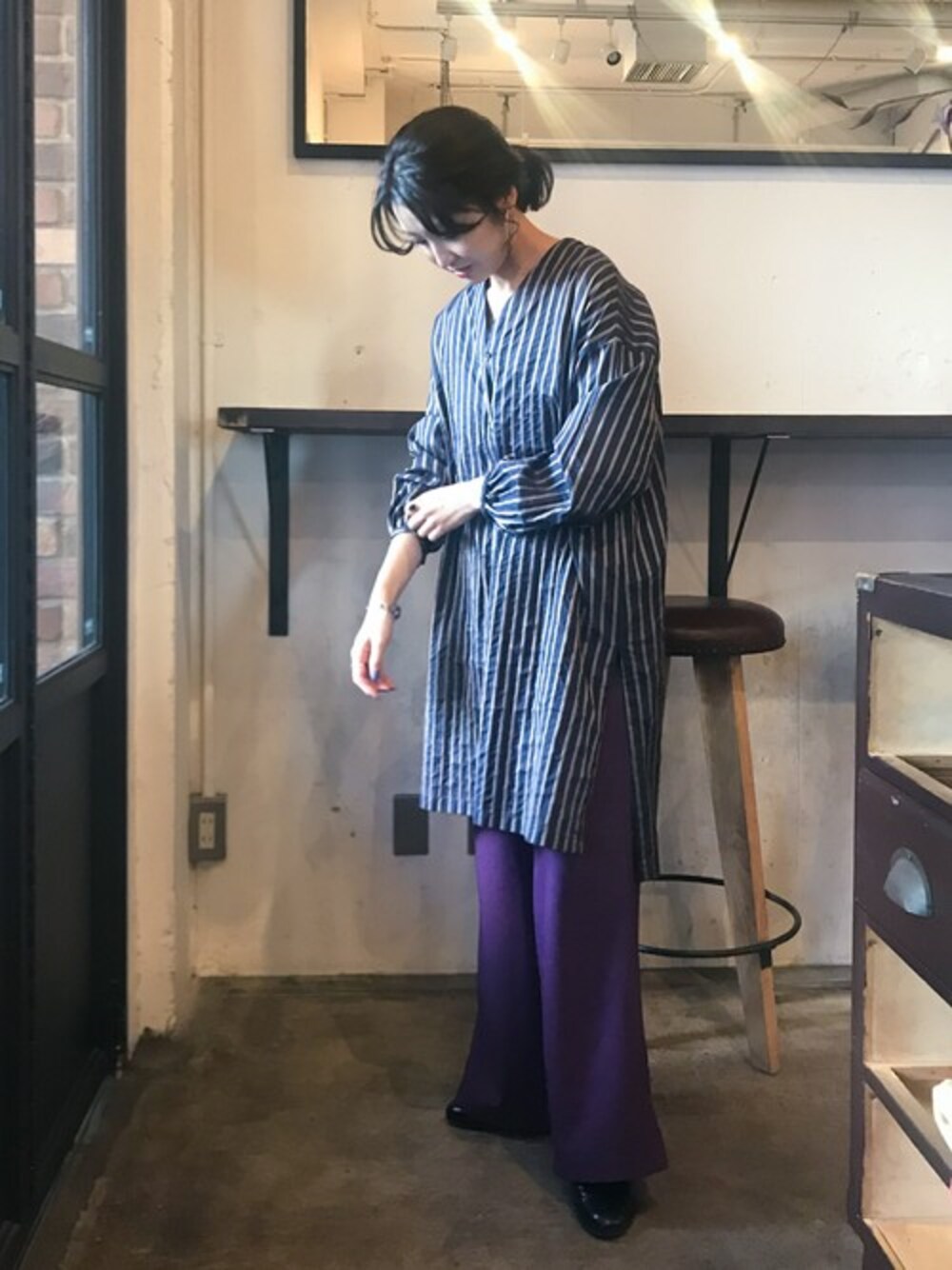 「ネイビー、ロングシャツ、ワイドパンツ、ストライプシャツ、パープル、ラフスタイル、シンプルコーデ、春コーデ、ゆるコーデ」｜「NOMBRE IMPAIRの【Fabric in Italy】ドビーストライプ ロングブラウス（シャツ/ブラウス、ブルー系）」を使った、RolladeX STAFFさん（レディース・160cm）の冬コーディネートの1枚目の写真