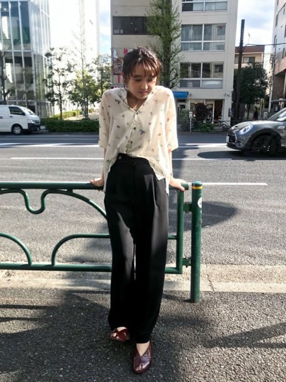 「柄シャツ、大人カジュアル、ワイドパンツ、サンダル、ラフスタイル、夏コーデ、黒パンツ、とろみシャツ、開襟シャツ」｜「FIL DE FERのポリオツイル ワイドパンツ（その他パンツ、ブラック系）」を使った、RolladeX STAFFさん（レディース・160cm）の春コーディネートの1枚目の写真