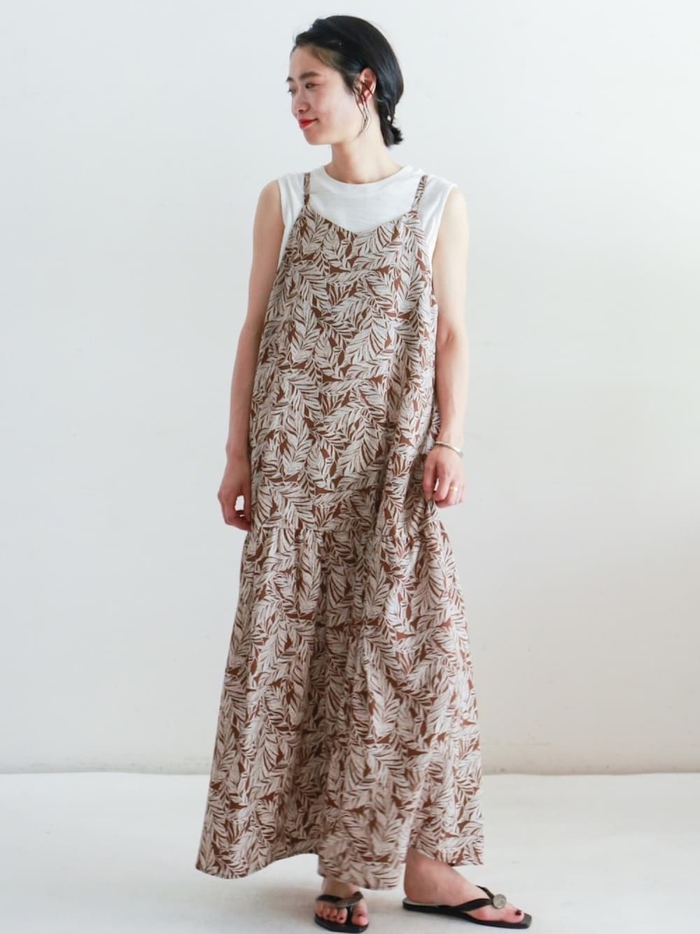 「シンプル、夏、休日スタイル、ブラウン、サンダル、ootd、ロングワンピース、マキシ丈ワンピース、オトナカジュアル、NOMBRE IMPAIR(ECスタッフ)」｜「NOMBRE IMPAIRのスラブコットン ノースリーブカットソー（Tシャツ/カットソー、ホワイト系）」を使った、RolladeX STAFFさん（レディース・160cm）の夏コーディネートの1枚目の写真