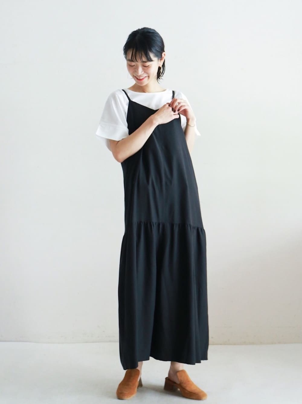 「夏、黒、大人カジュアル、休日スタイル、きれいめカジュアル、ロングワンピース、モノトーンコーデ、白Tシャツ、NOMBRE IMPAIR(ECスタッフ)」｜「NOMBRE IMPAIRのシルケット天竺ワイドＴシャツ（Tシャツ/カットソー、ホワイト系）」を使った、RolladeX STAFFさん（レディース・160cm）の夏コーディネートの1枚目の写真