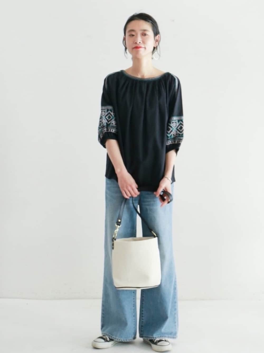 「ブラウス、ブラック、刺繍、summer、スニーカーコーデ、デニムパンツ、シンプルコーデ、夏コーデ、オトナカジュアル、NOMBRE IMPAIR(ECスタッフ)」｜「FIL DE FERの11.5ozデニム スッキリワイドパンツ（デニムパンツ、ブルー系）」を使った、RolladeX STAFFさん（レディース・160cm）の夏コーディネートの1枚目の写真
