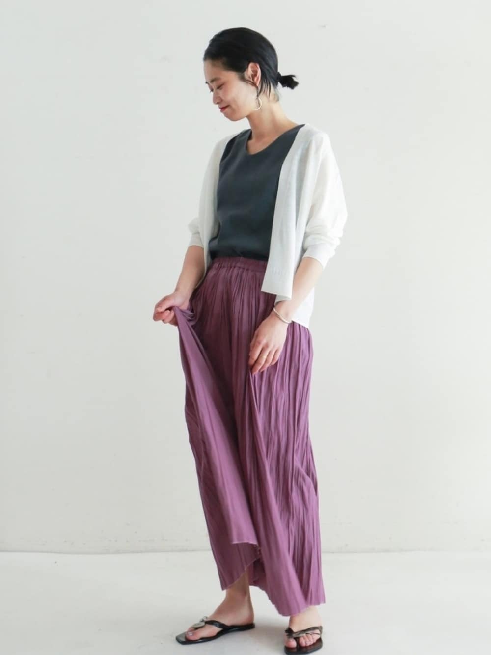 「カーディガン、シンプル、夏、ロングスカート、サンダル、大人コーデ、パープル、きれいめカジュアル、ラクチンコーデ、NOMBRE IMPAIR(ECスタッフ)」｜「NOMBRE IMPAIRのPeビンテージサテン プリーツスカート（スカート、パープル系）」を使った、RolladeX STAFFさん（レディース・160cm）の夏コーディネートの1枚目の写真