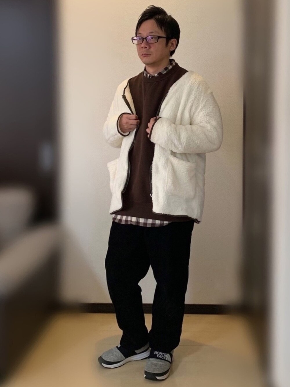 ブラウン系のスウェット、ベージュ系のシャツ/ブラウス、ブラック系のその他パンツを着用したメンズの秋コーディネートの1枚目の写真