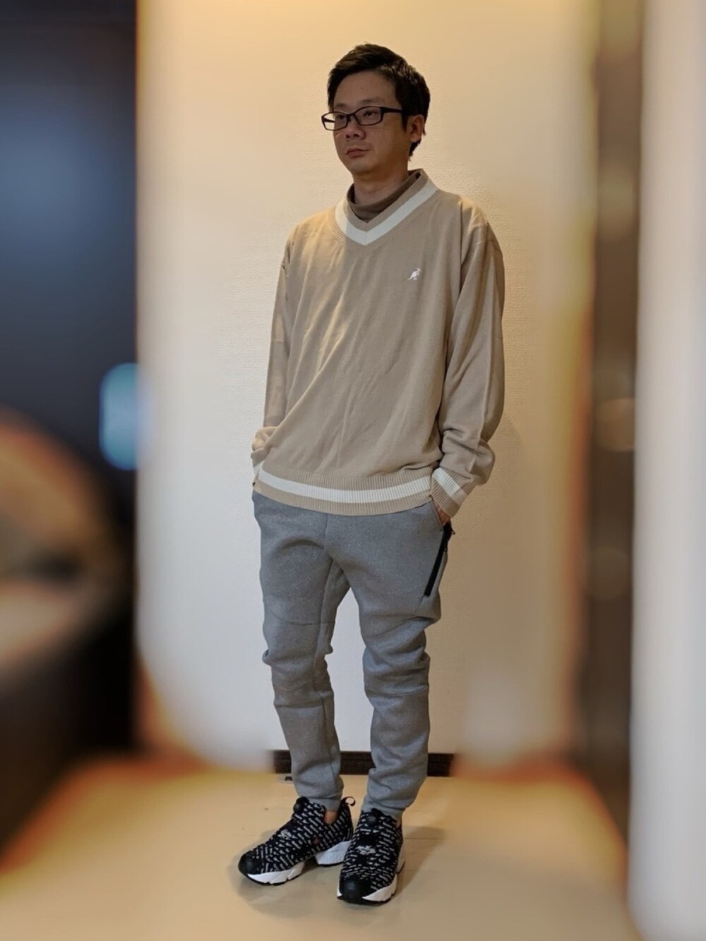ブラウン系のニット/セーター、ブラウン系のTシャツ/カットソー、グレー系のその他パンツを着用したメンズの冬コーディネートの1枚目の写真