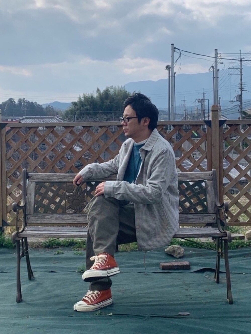 ベージュ系のブルゾン、グリーン系のスウェット、ホワイト系のTシャツ/カットソーを着用したメンズの冬コーディネートの1枚目の写真