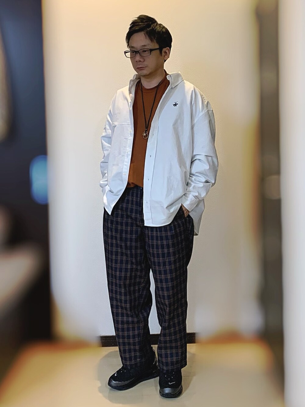 ホワイト系のシャツ/ブラウス、オレンジ系のスウェット、ブルー系のその他パンツを着用したメンズの春コーディネートの1枚目の写真