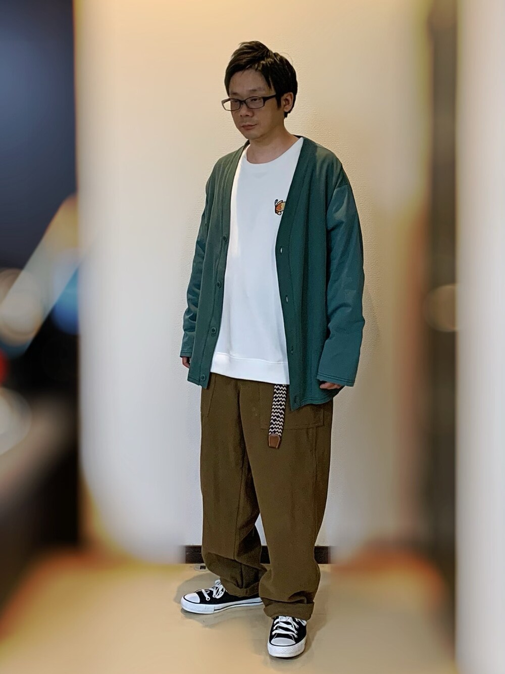 グリーン系のカーディガン/ボレロ、ホワイト系のスウェット、ブラウン系のその他パンツを着用したメンズの春コーディネートの1枚目の写真