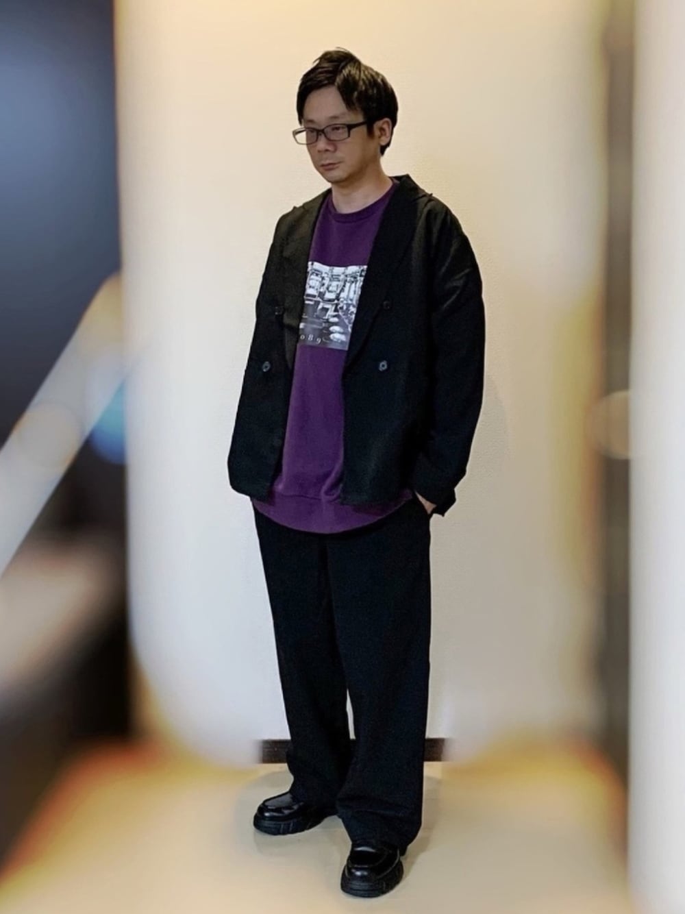 ブラック系のテーラードジャケット、パープル系のTシャツ/カットソー、ブラック系のその他パンツを着用したメンズの春コーディネートの1枚目の写真
