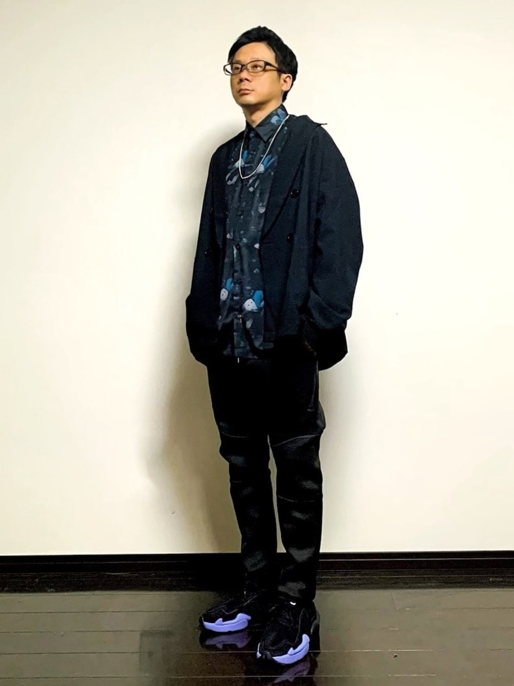 「ブラック、黒、ブラックコーデ、真っ黒でごめんな祭、きれいめカジュアル、おしゃれさんと繋がりたい、低身長、花柄、休日スタイル、スポーツミックス」｜「ZIP FIVEの【ZOZO限定】インフルエンサー 【SHOTA】×【ZIPFIVE】ポリエステルトロピカル ダブルテーラードジャケット（テーラードジャケット、ブラック系）」を使った、ヒデさん（メンズ・165cm）の春コーディネートの1枚目の写真
