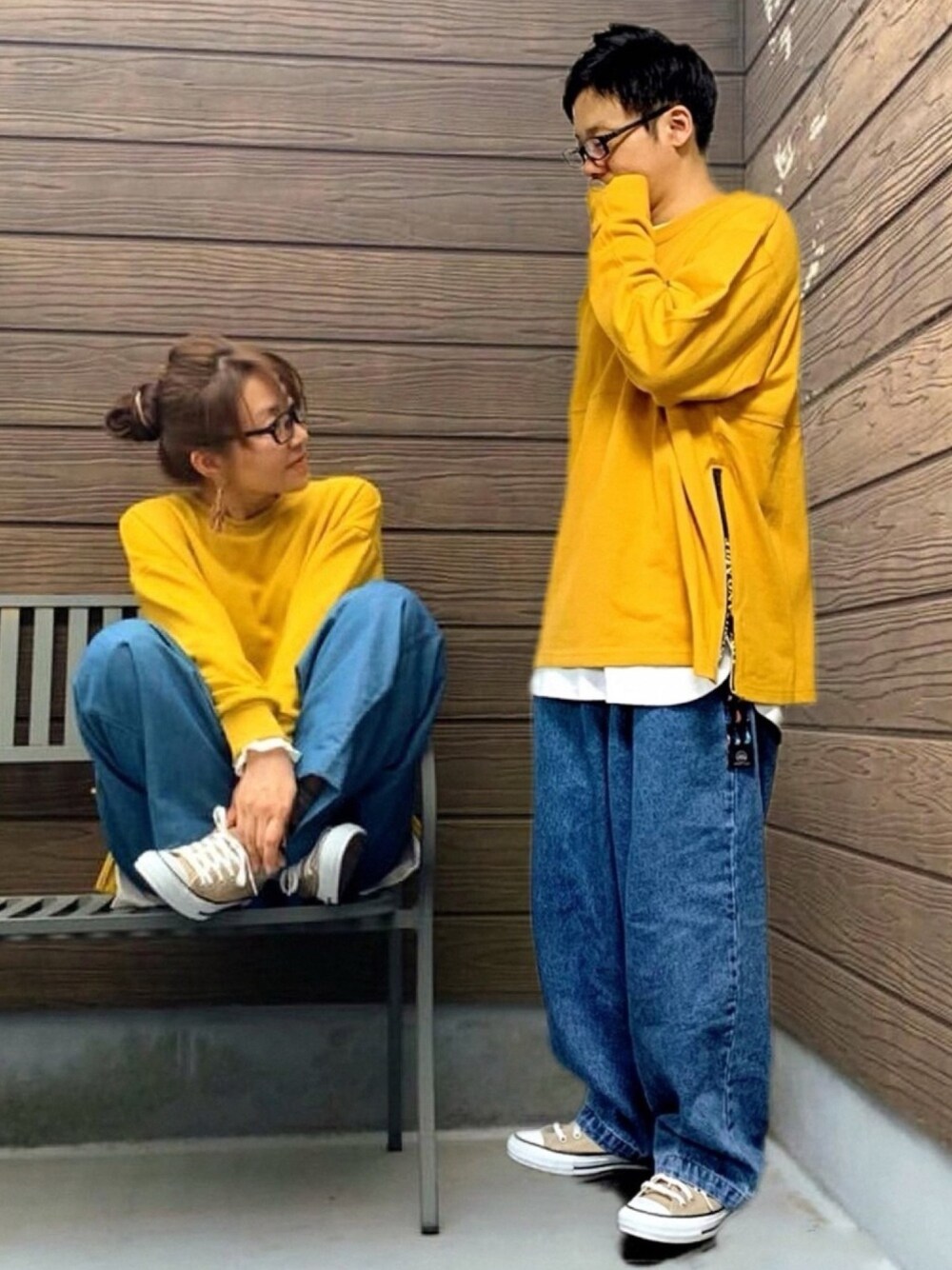 パープル系のTシャツ/カットソー、ホワイト系のTシャツ/カットソー、ブルー系のデニムパンツを着用したメンズの春コーディネートの1枚目の写真